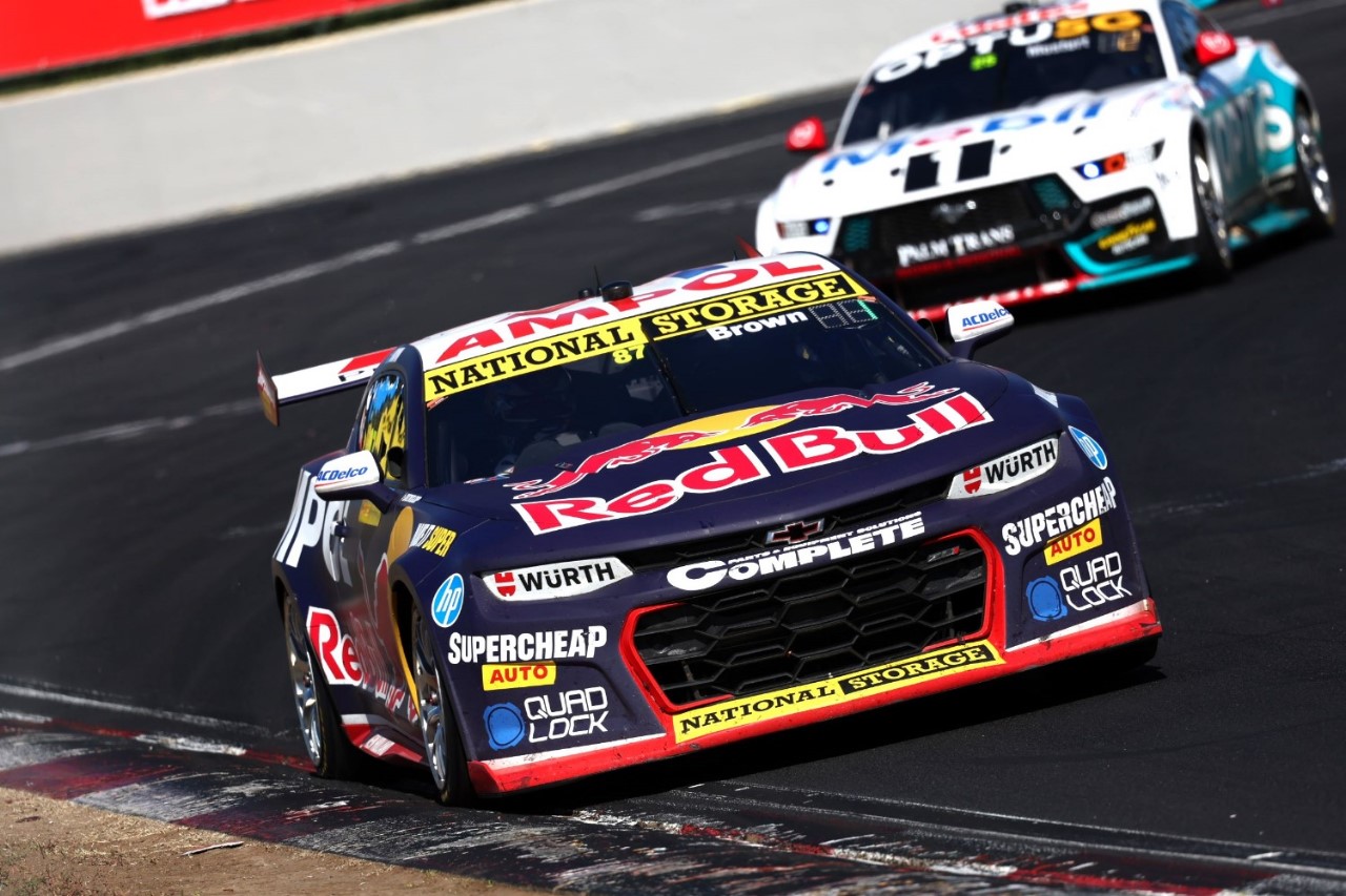 Bathurst 500 Mostert Chases Brown