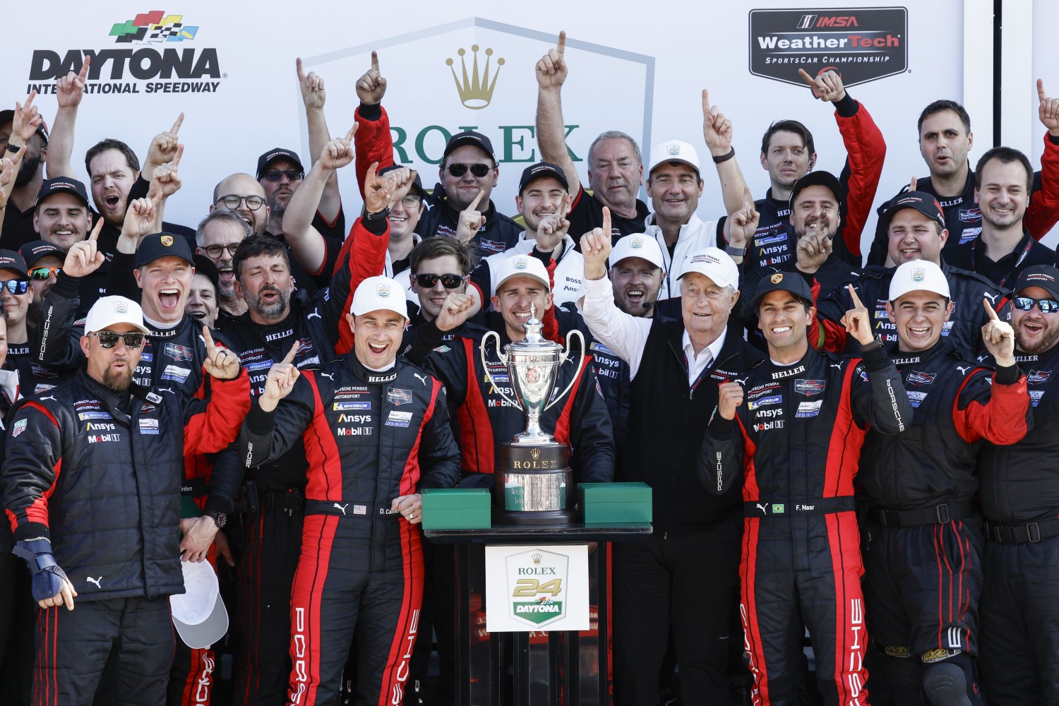 Porsche Penske Motorsport (#7), Josef Newgarden (USA), Dane Cameron (USA), Matt Campbell (AUS), Roger Penske (Gründer und Vorsitzender der Penske Corporation), Felipe Nasr (BR) (l-r)