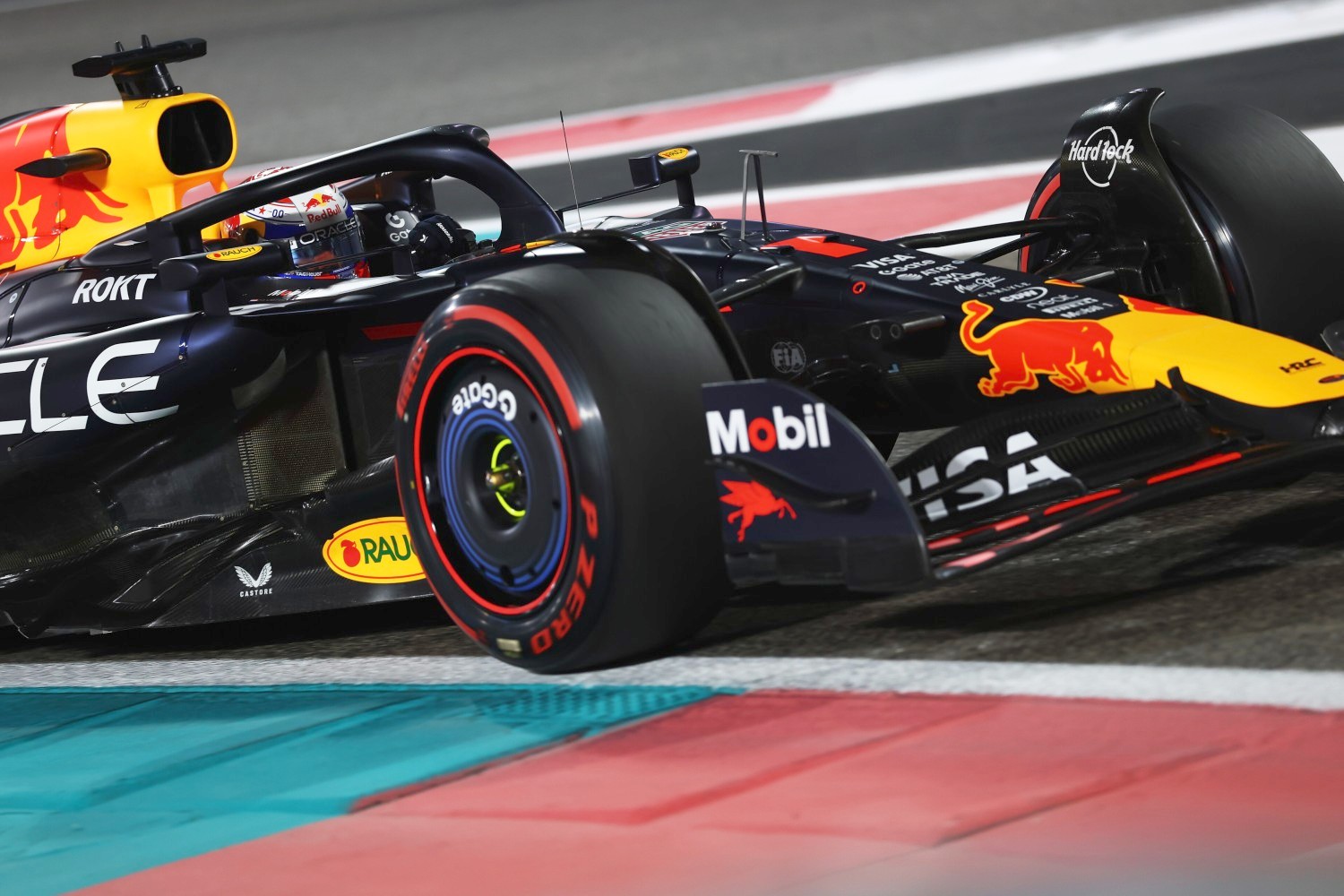 Max Verstappen of the Netherlands driving the (1) Oracle Red Bull Racing RB21 on track during qualifying ahead of the F1 Grand Prix of Abu Dhabi at Yas Marina Circuit on December 06, 2025 in Abu Dhabi, United Arab Emirates. (Photo by Zak Mauger/LAT Images) // Getty Images / Red Bull Content Pool //