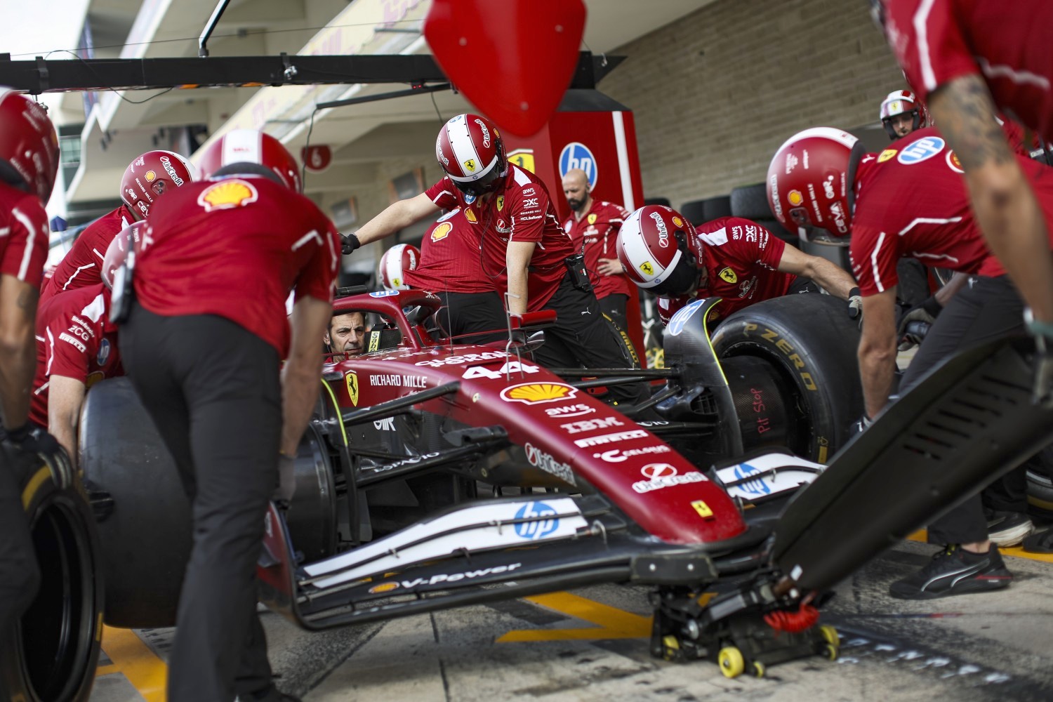 mechanic, mecanicien, mechanics pitstop during the 2025 Formula 1 United States Grand Prix, 19th round of the 2025 FIA Formula One World Championship from October 17 to 19, 2025 on the Circuit of the Americas, in Austin, Texas, United States of America - Photo Xavier Bonilla / DPPI for Ferrari
