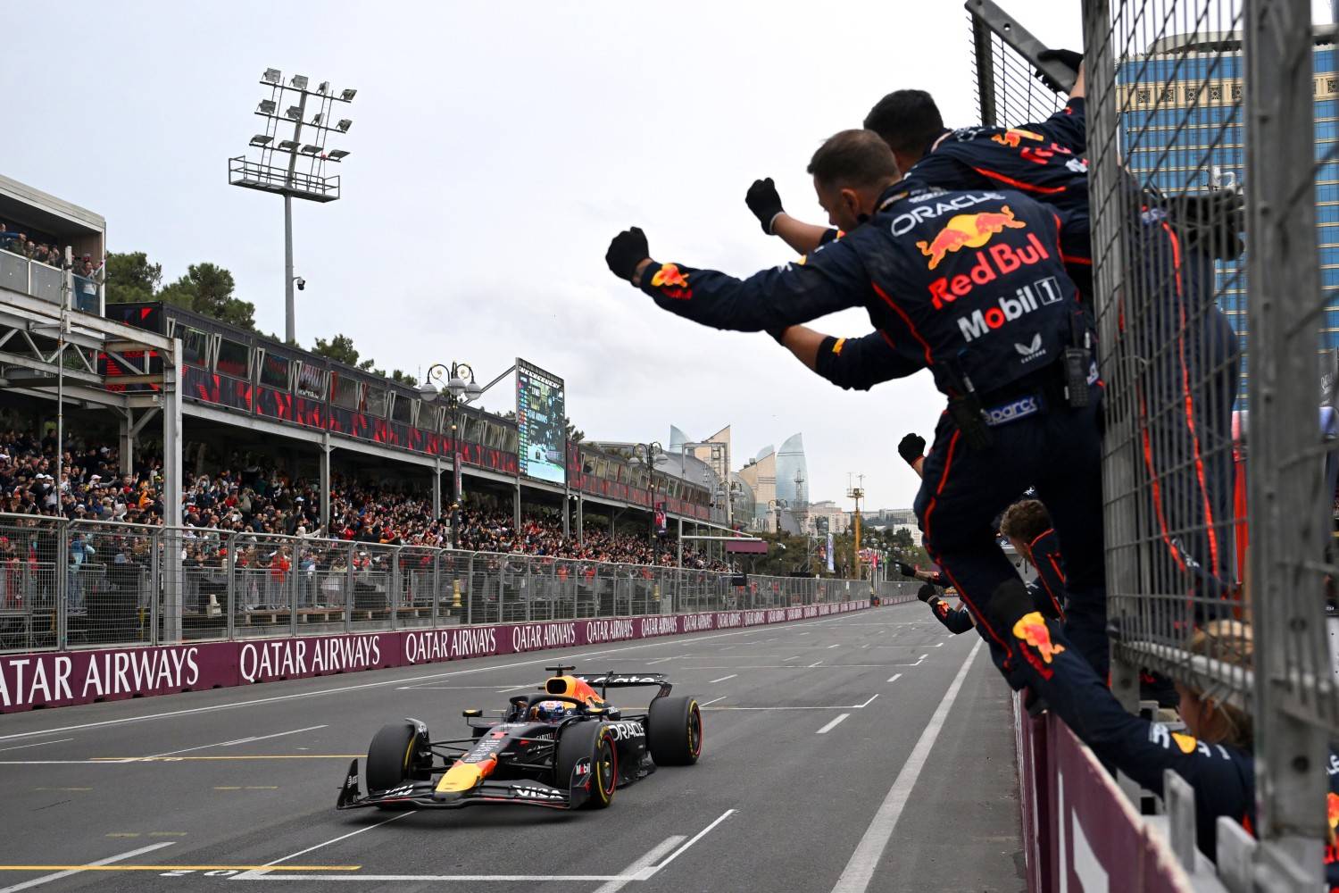 Race winner Max Verstappen of the Netherlands and Oracle Red Bull Racing takes victory as his team cheers from the pit wall during the F1 Grand Prix of Azerbaijan at Baku City Circuit on September 21, 2025 in Baku, Azerbaijan. (Photo by Sam Bagnall/Sutton Images) // Getty Images / Red Bull Content Pool //