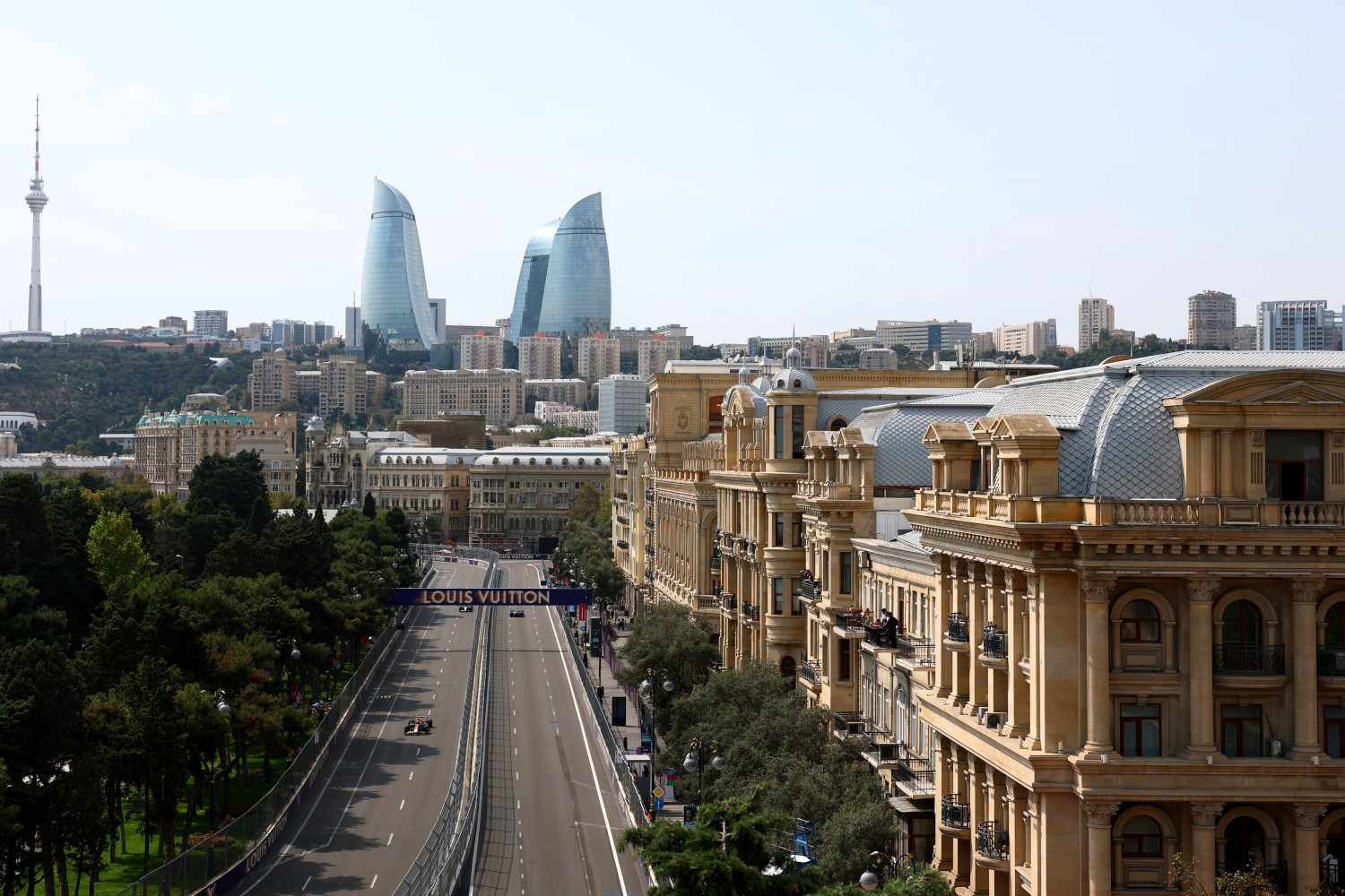 Max Verstappen of the Netherlands driving the (1) Oracle Red Bull Racing RB21 on track during practice ahead of the F1 Grand Prix of Azerbaijan at Baku City Circuit on September 19, 2025 in Baku, Azerbaijan. (Photo by Clive Rose/Getty Images) // Getty Images / Red Bull Content Pool //