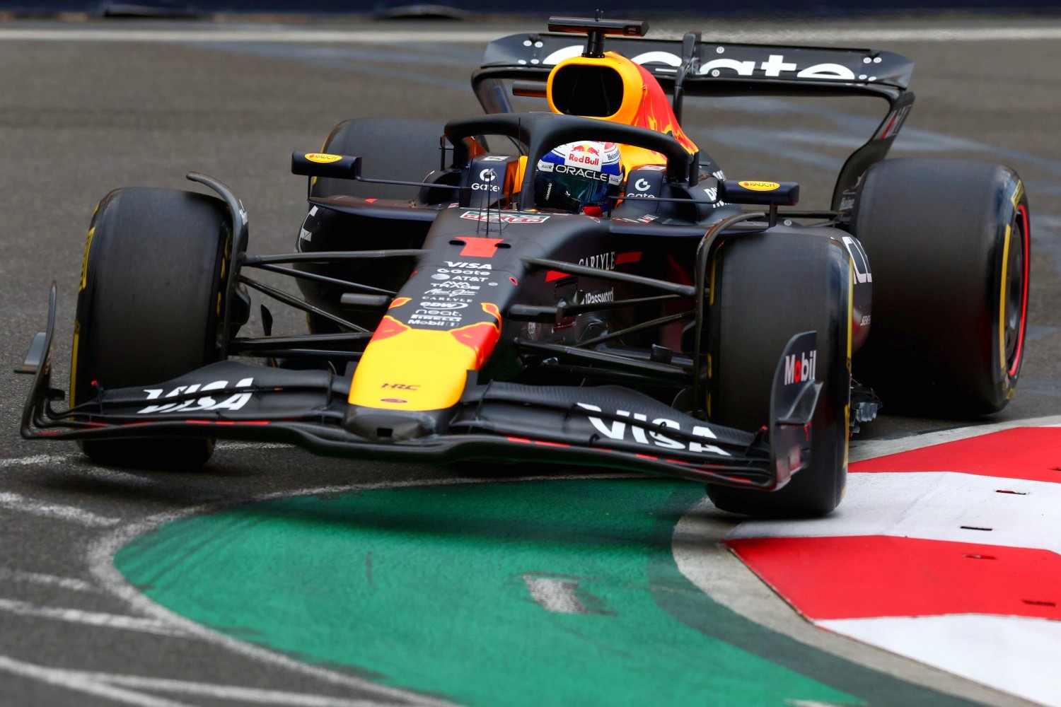 Max Verstappen of the Netherlands driving the (1) Oracle Red Bull Racing RB21 on track during qualifying ahead of the F1 Grand Prix of Azerbaijan at Baku City Circuit on September 20, 2025 in Baku, Azerbaijan. (Photo by Clive Rose/Getty Images) // Getty Images / Red Bull Content Pool //