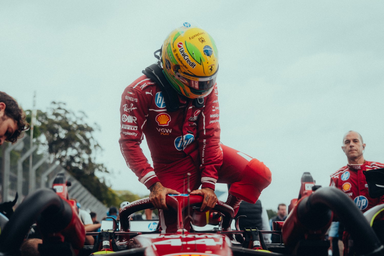 HAMILTON Lewis (gbr), Scuderia Ferrari SF-25, climbs from his car dejected during the 2025 Formula 1 Grande Premio de Sao Paulo, 2025 Sao Paulo Grand Prix, 21th round of the 2025 FIA Formula One World Championship from November 7 to 9, 2025 on the Interlagos, in Sao Paulo, Brazil - Photo Florent Gooden / DPPI for Ferrari