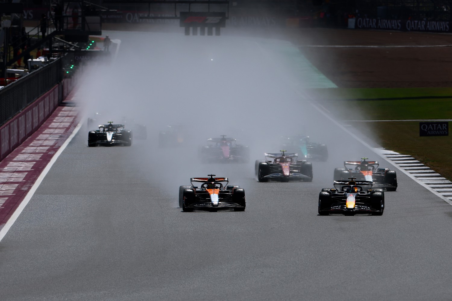 Max Verstappen of the Netherlands driving the (1) Oracle Red Bull Racing RB21 leads Oscar Piastri of Australia driving the (81) McLaren MCL39 Mercedes Lando Norris of Great Britain driving the (4) McLaren MCL39 Mercedes and the rest of the field at the start during the F1 Grand Prix of Great Britain at Silverstone Circuit on July 06, 2025 in Northampton, England. (Photo by Mark Thompson/Getty Images) // Getty Images / Red Bull Content Pool //