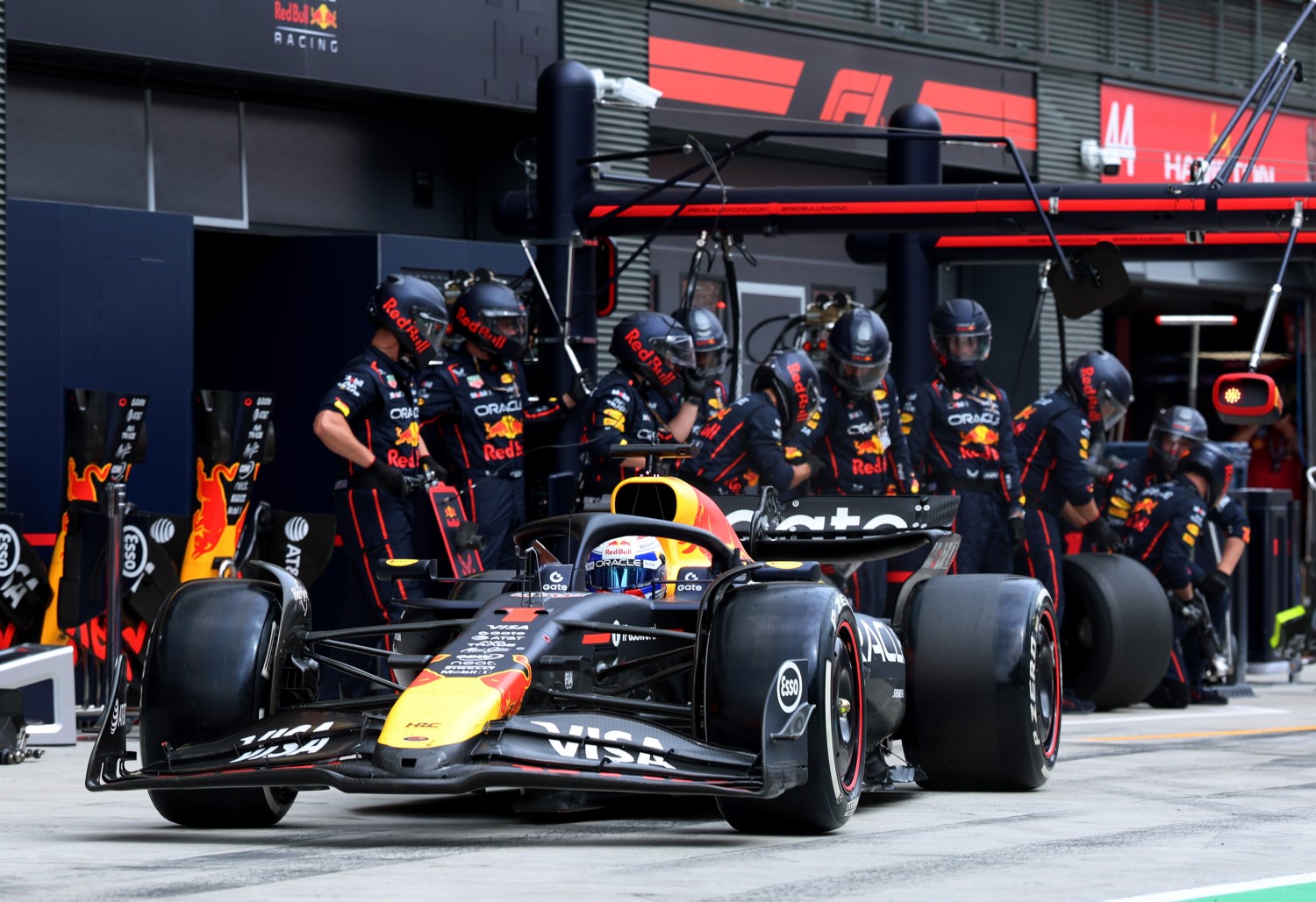 Max Verstappen of the Netherlands driving the (1) Oracle Red Bull Racing RB21 makes a pitstop during the F1 Grand Prix of Hungary at Hungaroring on August 03, 2025 in Budapest, Hungary. (Photo by Mark Thompson/Getty Images) // Getty Images / Red Bull Content Pool //