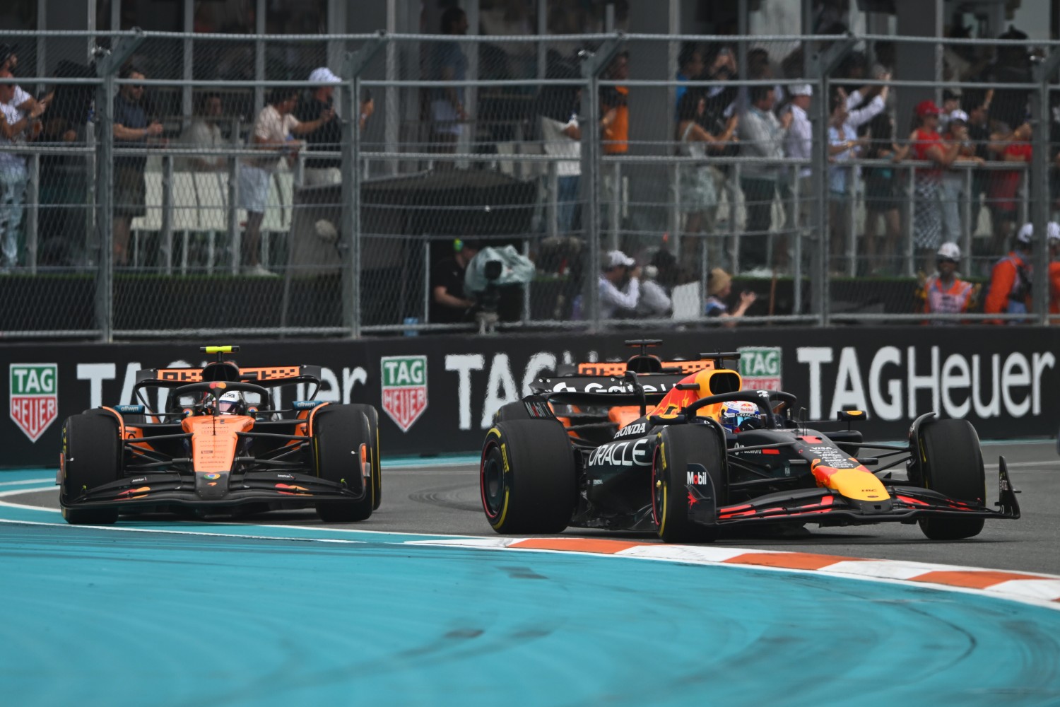 Max Verstappen of the Netherlands driving the (1) Oracle Red Bull Racing RB21 leads Lando Norris of Great Britain driving the (4) McLaren MCL39 Mercedes and Oscar Piastri of Australia driving the (81) McLaren MCL39 Mercedes on track during the F1 Grand Prix of Miami at Miami International Autodrome on May 04, 2025 in Miami, Florida. (Photo by Rudy Carezzevoli/Getty Images) // Getty Images / Red Bull Content Pool //