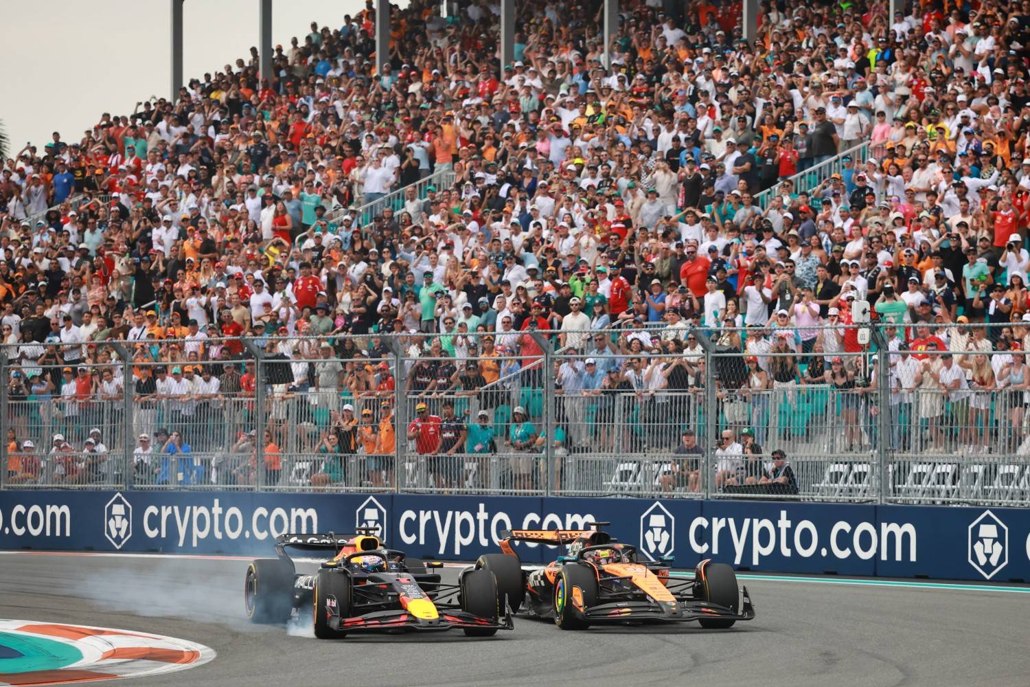Max Verstappen of the Netherlands driving the (1) Oracle Red Bull Racing RB21 and Oscar Piastri of Australia driving the (81) McLaren MCL39 Mercedes battle for track position on track during the F1 Grand Prix of Miami at Miami International Autodrome on May 04, 2025 in Miami, Florida. (Photo by Hector Vivas/Getty Images) // Getty Images / Red Bull Content Pool //