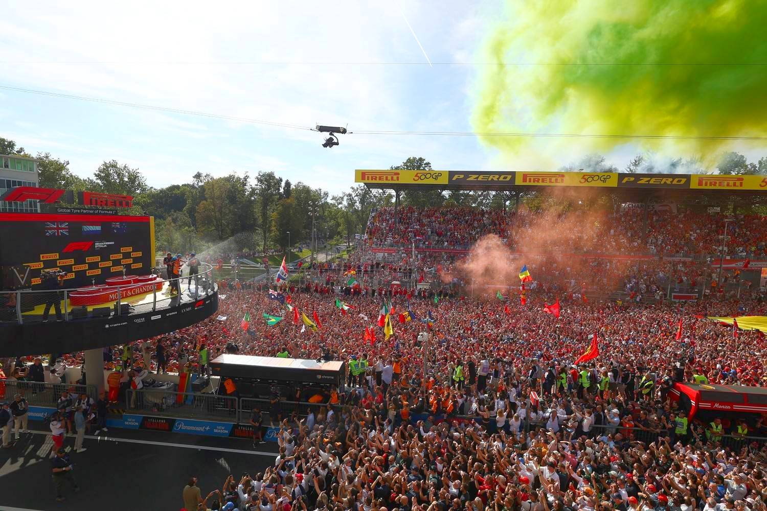 Race winner Max Verstappen of the Netherlands and Oracle Red Bull Racing Second placed Lando Norris of Great Britain and McLaren Third placed Oscar Piastri of Australia and McLaren and Pierre Wache, Technical Director of Oracle Red Bull Racing celebrate on the podium with Champagne during the F1 Grand Prix of Italy at Autodromo Nazionale Monza on September 07, 2025 in Monza, Italy. (Photo by Zak Mauger/LAT Images) // Getty Images / Red Bull Content Pool //