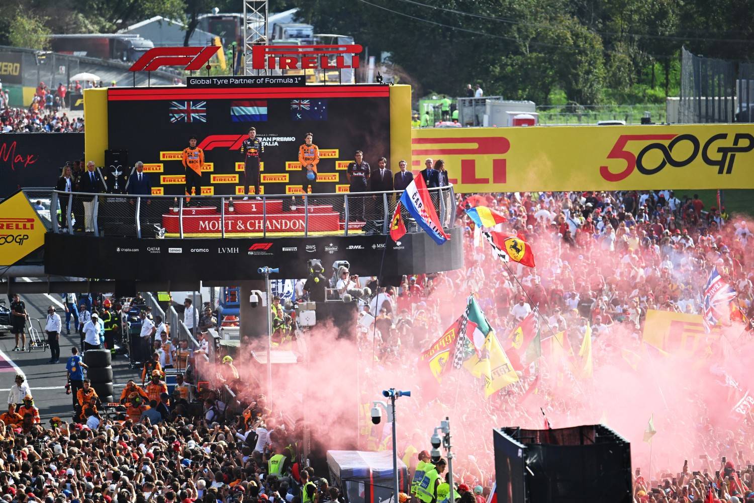 Race winner Max Verstappen of the Netherlands and Oracle Red Bull Racing Second placed Lando Norris of Great Britain and McLaren Third placed Oscar Piastri of Australia and McLaren and Pierre Wache, Technical Director of Oracle Red Bull Racing on the podium during the F1 Grand Prix of Italy at Autodromo Nazionale Monza on September 07, 2025 in Monza, Italy. (Photo by Guido De Bortoli/Getty Images) // Getty Images / Red Bull Content Pool //