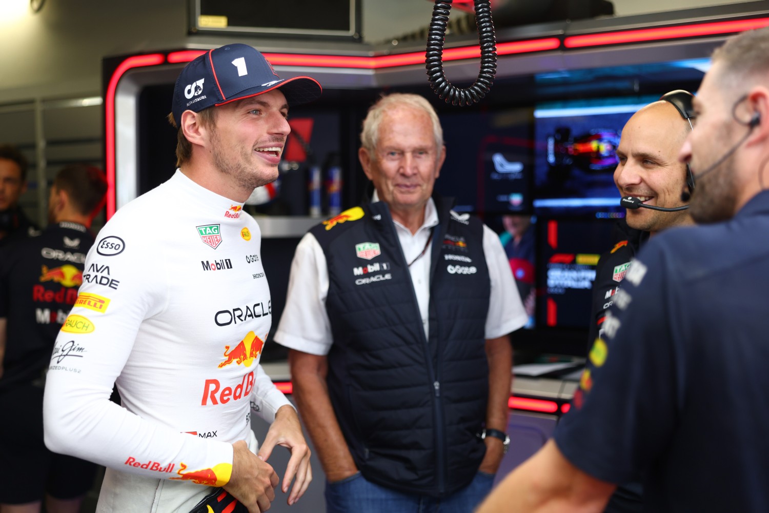 Max Verstappen of the Netherlands and Oracle Red Bull Racing talks with Gianpiero Lambiase, Head of Racing of Oracle Red Bull Racing and Dr Helmut Marko, Team Consultant of Oracle Red Bull Racing in the garage during practice ahead of the F1 Grand Prix of Italy at Autodromo Nazionale Monza on September 05, 2025 in Monza, Italy. (Photo by Mark Thompson/Getty Images) // Getty Images / Red Bull Content Pool //