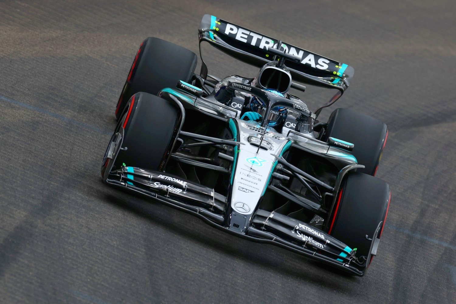 George Russell of Great Britain driving the (63) Mercedes AMG Petronas F1 Team W16 on track during final practice ahead of the F1 Grand Prix of Singapore at Marina Bay Street Circuit on October 04, 2025 in Singapore, Singapore. (Photo by Zak Mauger/LAT Images for Pirelli)