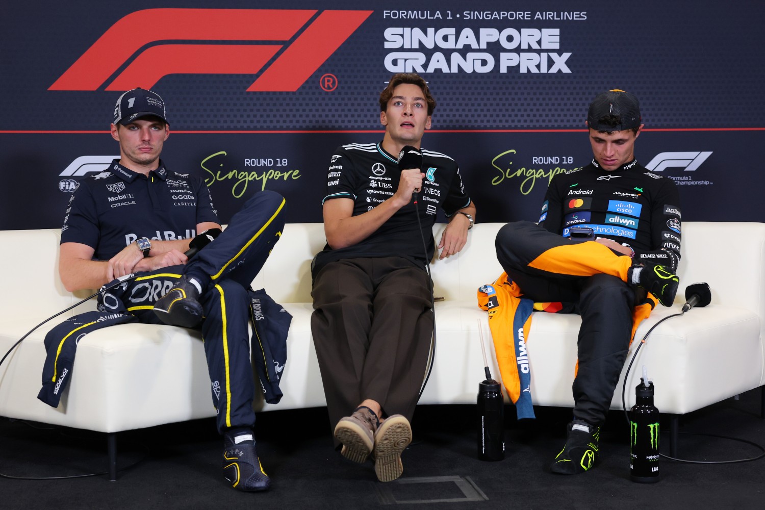 Race winner George Russell of Great Britain and Mercedes AMG Petronas F1 Team Second placed Max Verstappen of the Netherlands and Oracle Red Bull Racing and Third placed Lando Norris of Great Britain and McLaren in the Drivers Press Conference during the F1 Grand Prix of Singapore at Marina Bay Street Circuit on October 05, 2025 in Singapore, Singapore. (Photo by Clive Rose/Getty Images) // Getty Images / Red Bull Content Pool //