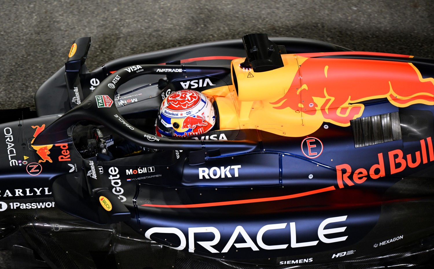 Max Verstappen of the Netherlands driving the (1) Oracle Red Bull Racing RB21 in the Pitlane during qualifying ahead of the F1 Grand Prix of Singapore at Marina Bay Street Circuit on October 04, 2025 in Singapore, Singapore. (Photo by Sam Bagnall/Sutton Images) // Getty Images / Red Bull Content Pool //