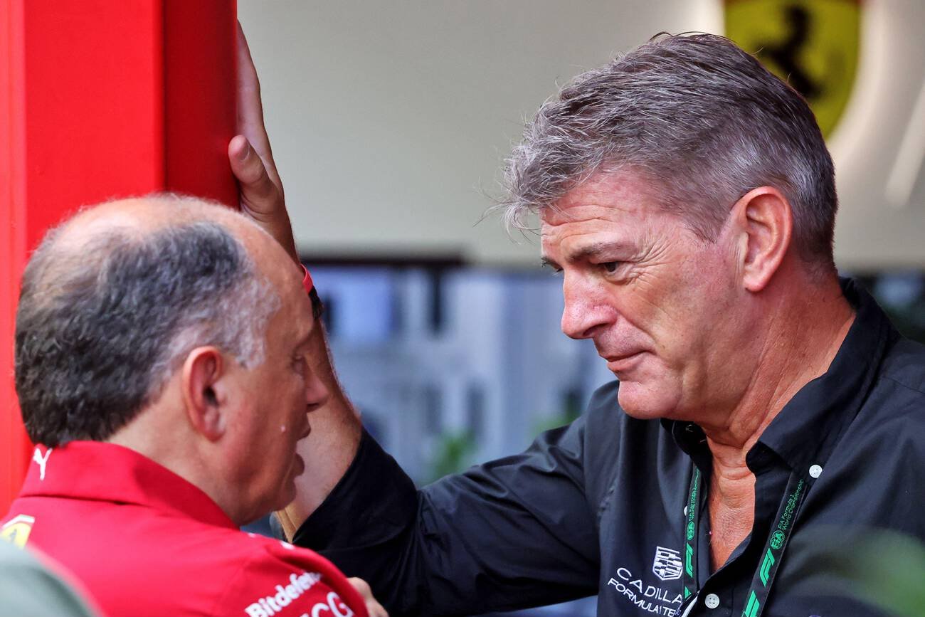 Cadillac F1 boss Graham Lowdon (R) talks to Ferrari F1 boss Fred Vasseur (L) published by Lucho Yoma on X.
