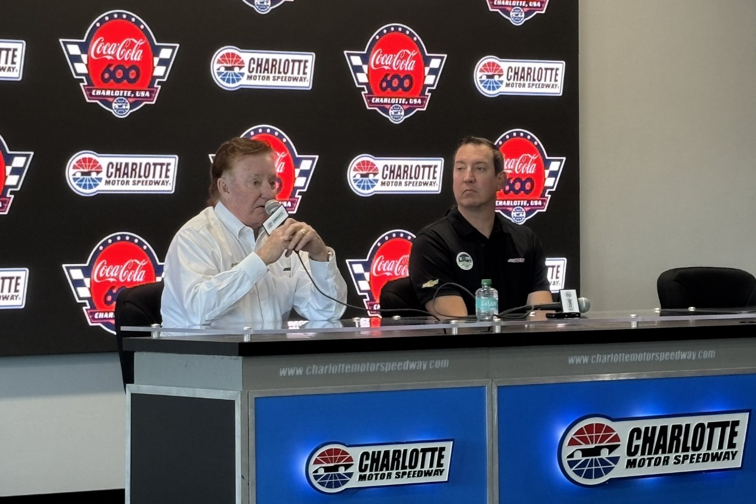 Kyle Busch (R) re-signs with Richard Childress (L)