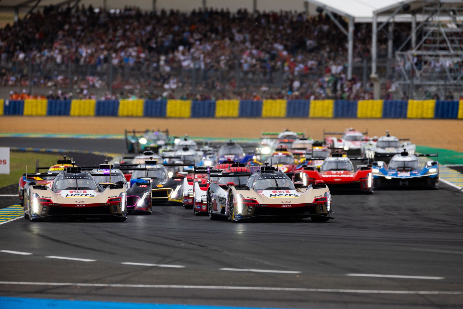 12 STEVENS Will (gbr), NATO Norman (fra), LYNN Alex (gbr), Cadillac Hertz Team Jota, Cadillac V-Series.R, #12, Hypercar, action, 38 BAMBER Earl (nzl), BOURDAIS Sébastien (fra), BUTTON Jenson (gbr), Cadillac Hertz Team Jota, Cadillac V-Series.R, #38, Hypercar, action, 15 VANTHOOR Dries (bel), MARCIELLO Raffaele (sui), MAGNUSSEN Kevin (den), BMW M Team WRT, BMW M Hybrid V8, #15, Hypercar, action start of the race, depart, during the 24 Hours of Le Mans 2025, 4th round of the 2025 FIA World Endurance Championship, on June 14, 2025 on the Circuit des 24 Heures du Mans in Le Mans, France - Photo Javier Jimenez / DPPI