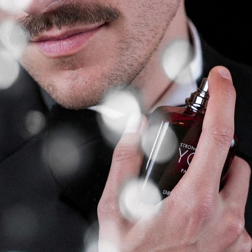 Driver spraying on cologne. Image courtesy of parfumdreams.co.uk