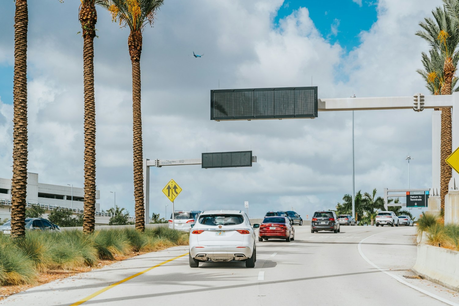Florida driving photo by Oskar Kadaksoo on unsplash
