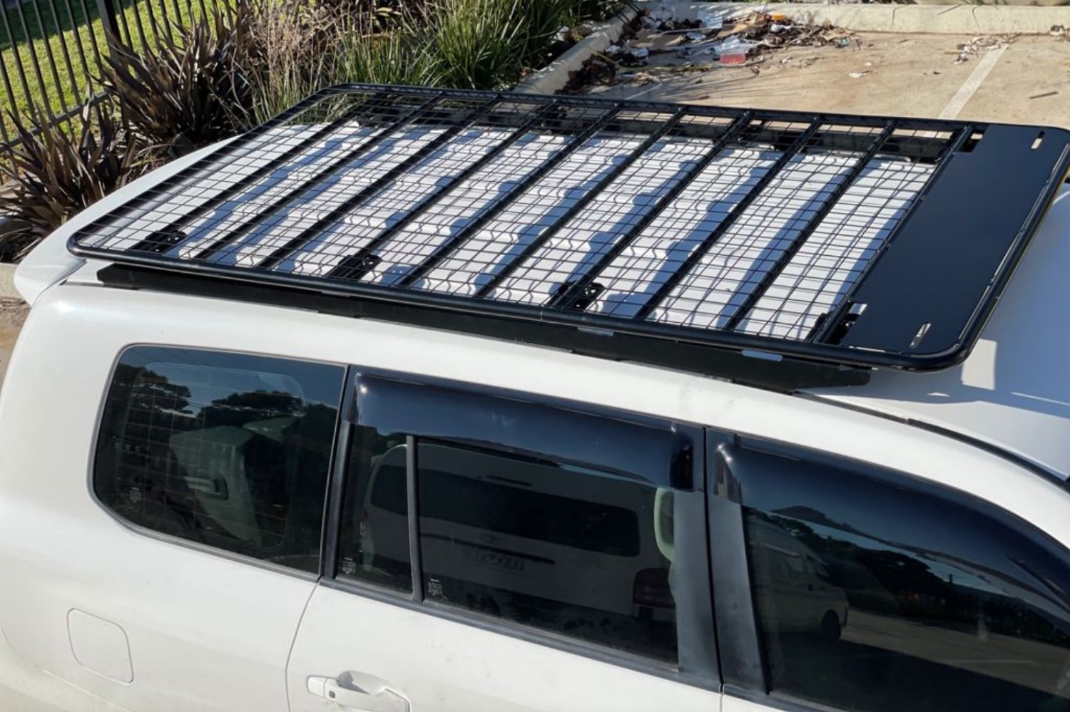 How to Pick a Flat Roof Rack That Actually Fits Your Needs