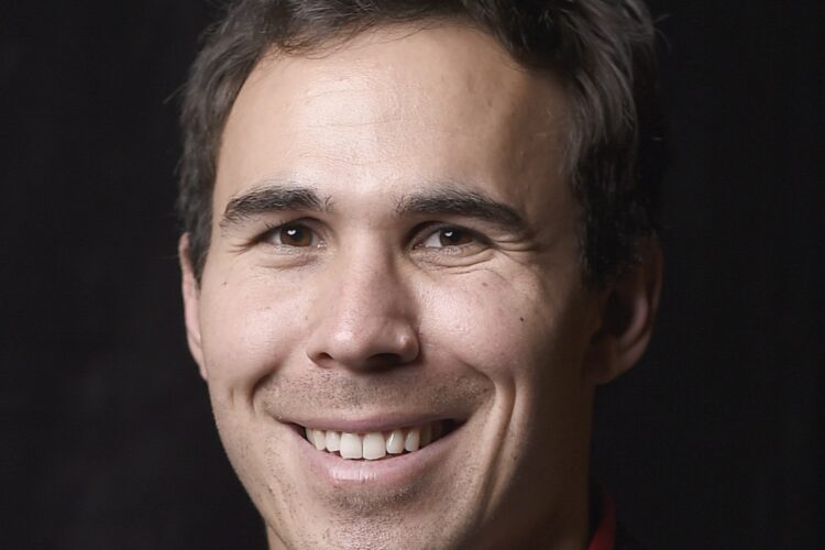Robert Wickens shows some leg movement