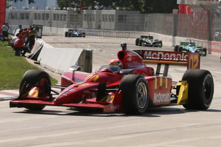 Detroit: Justin Wilson runs away from Castroneves