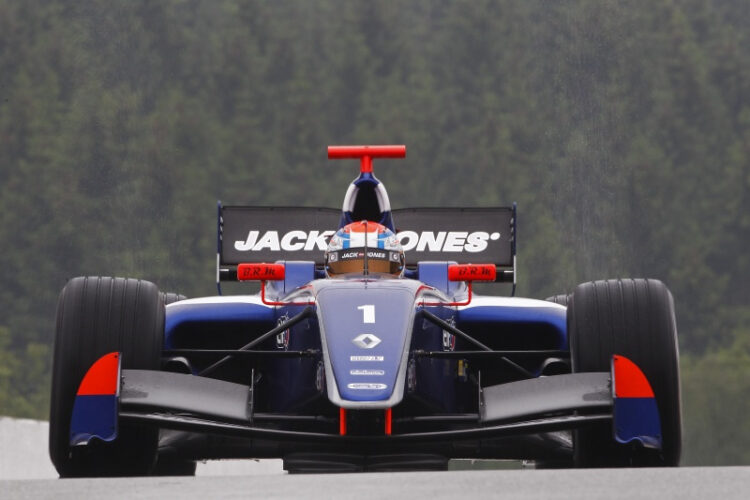 Renault FR 3.5: Magnussen wins race 2 at Spa