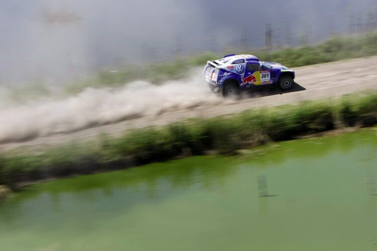 Carlos Sainz takes overall lead in Dakar Rally