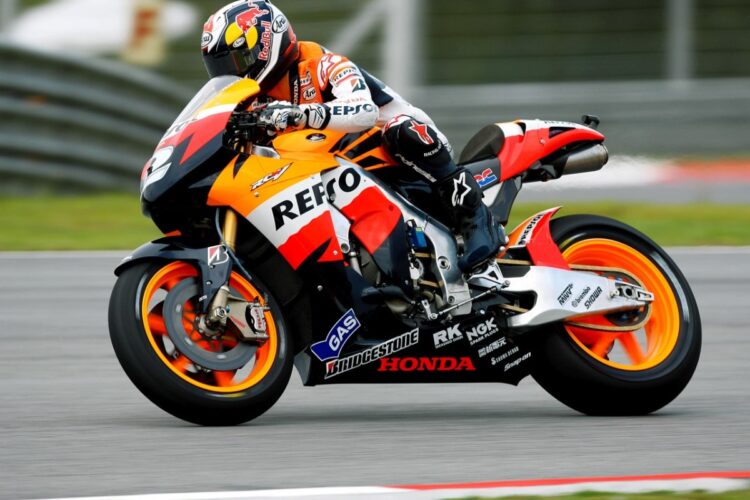 Pedrosa storms to pole in Sepang