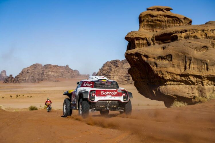 Sainz Sr. takes Dakar lead on Day 3