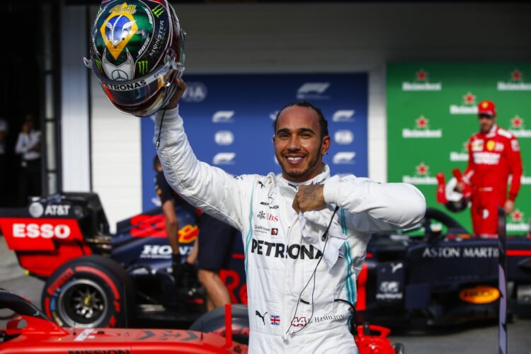 Hamilton puts brakes on Mercedes contract signing