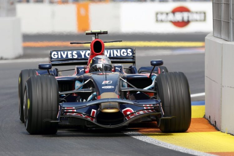 Valencia: Vettel tops opening practice