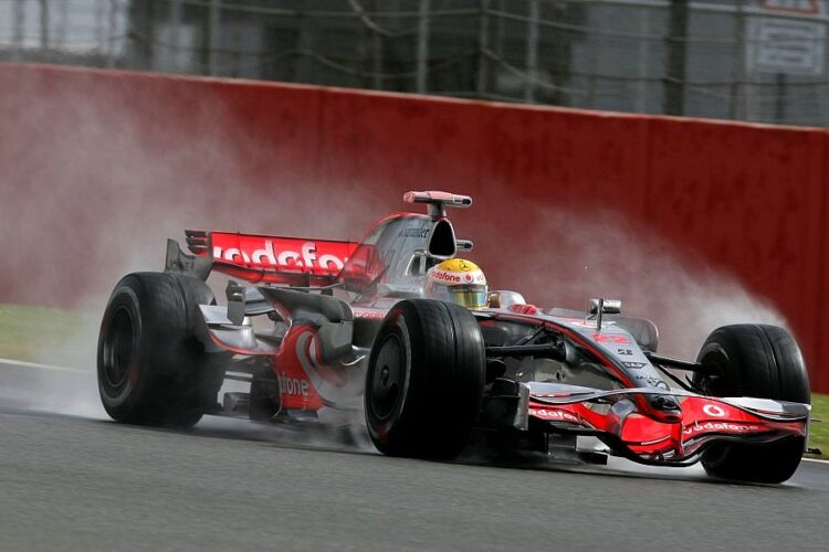 British GP: Hamilton dominates in the wet