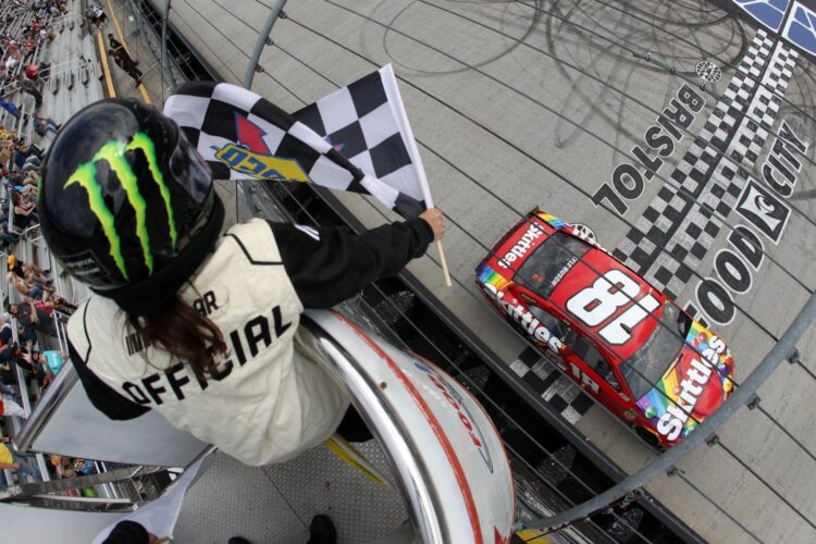 Kyle Busch beats brother at Bristol