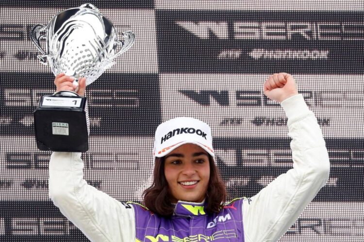 Jamie Chadwick wins inaugural W-Series race