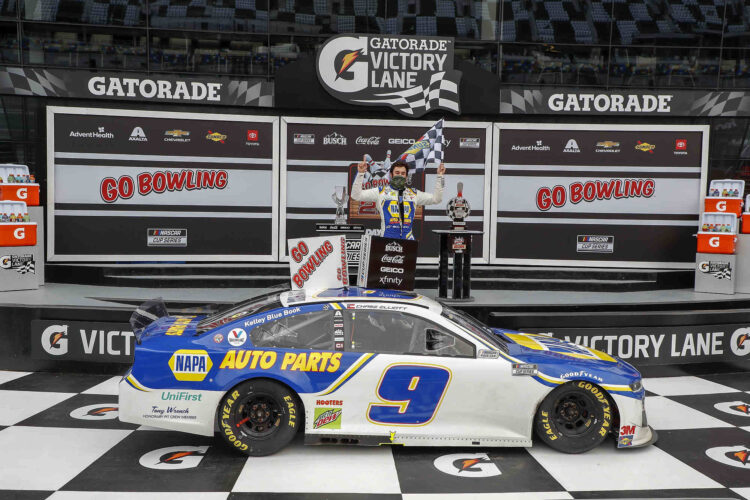 Chase Elliott holds off Denny Hamlin to win Go-Bowling 235