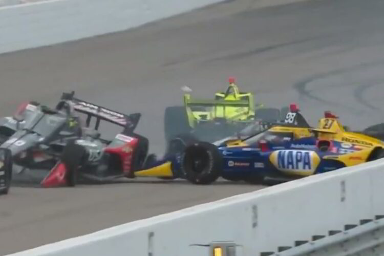 4 IndyCar drivers crash before race starts