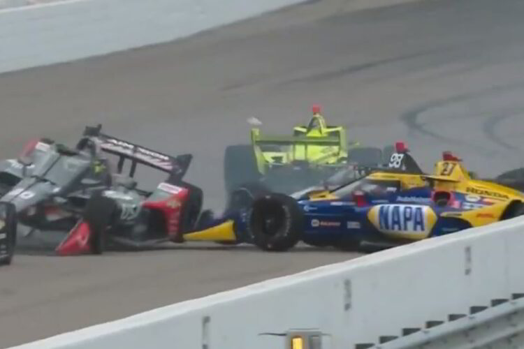 4 IndyCar drivers crash before race starts