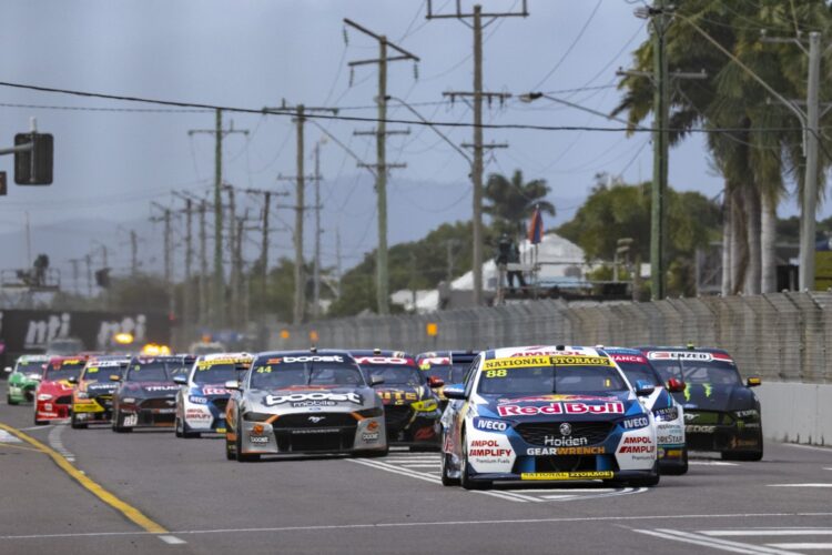 Whincup and McLaughlin split wins, keeping title fight alive for 2020