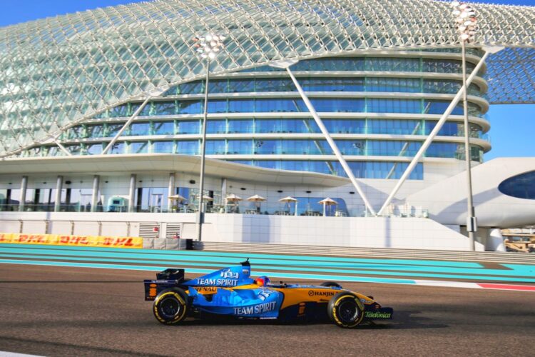 Video: Alonso mesmerizes Abu Dhabi F1 paddock with his screaming 2005 Renault