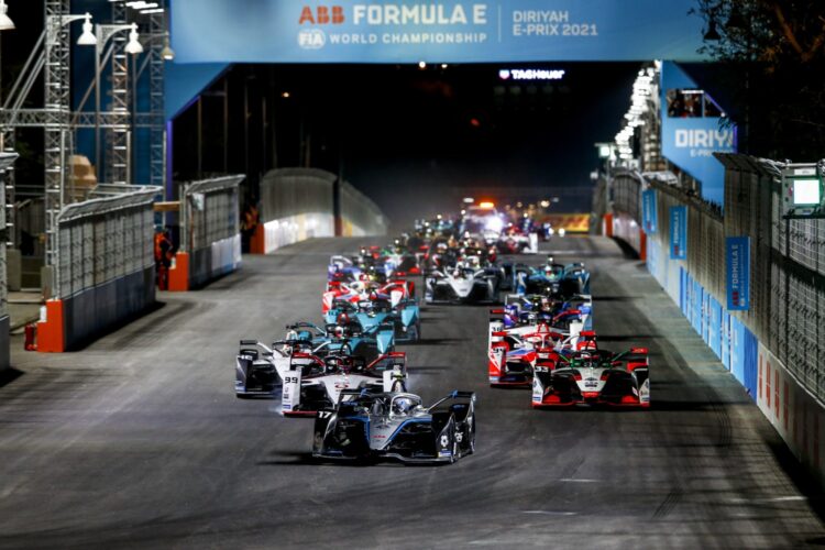 Formula E Season Opener: Victory for de Vries in Diriyah!