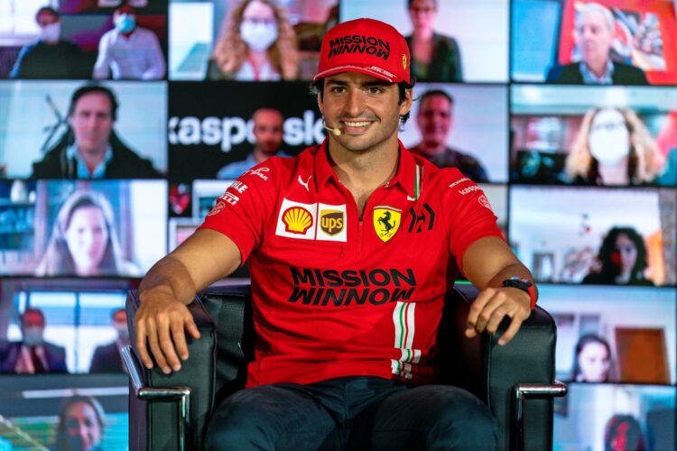 Sainz Jr. not worried about becoming next Vettel
