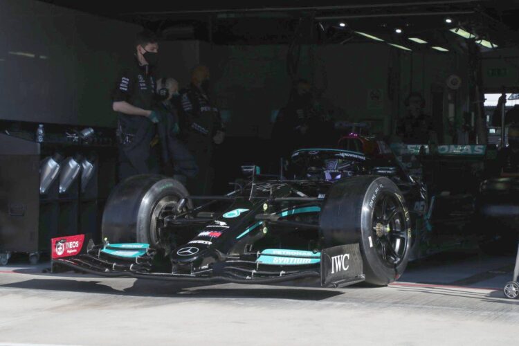 Hamilton puts 18″ F1 tires to the test