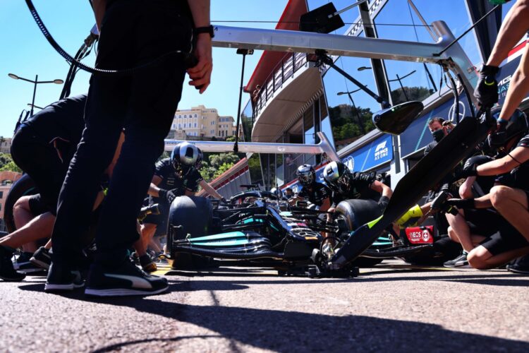 Video: Mercedes gets Bottas’ wheel off, finds out why it stuck