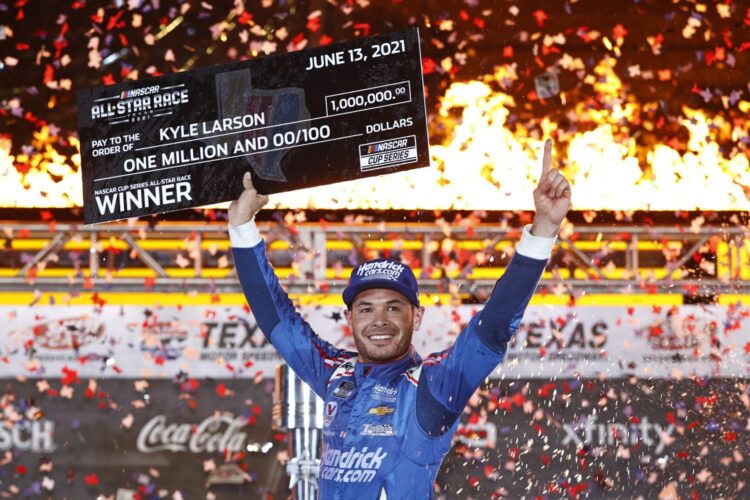 NASCAR: Larson early favorite to win 2021 Cup title
