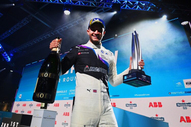 Formula E: Dennis re-signs with Andretti team