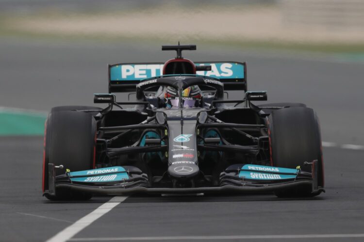 F1: Hamilton wins pole for Qatar GP