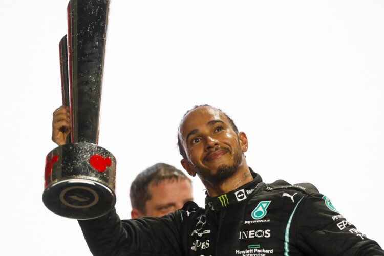F1: Hamilton races to easy win in Qatar GP