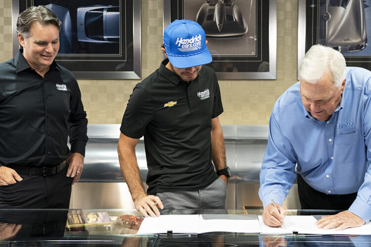 NASCAR: Kyle Larson and HendrickCars.com ink contract extensions