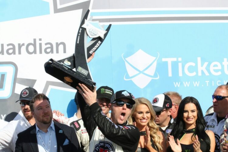 Kevin Harvick Wins At Phoenix For Third-Straight Victory